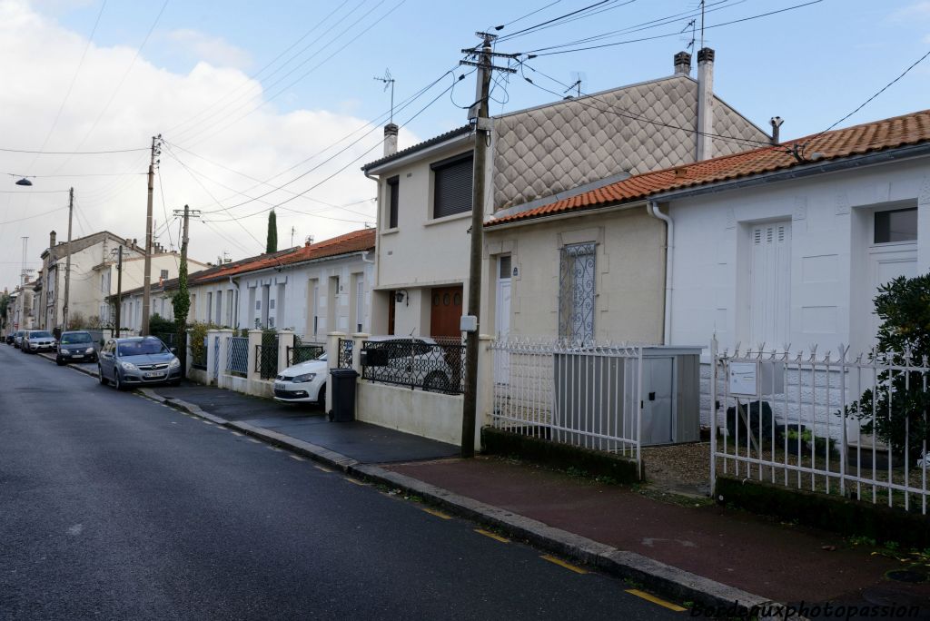 Ces 25 maisons ont été construites en quelques mois par l'entreprise Sabatié spécialisée dans le béton armé. Elles contrasteront avec les futures maisons bougeoises en pierre du lotissement Lescure.